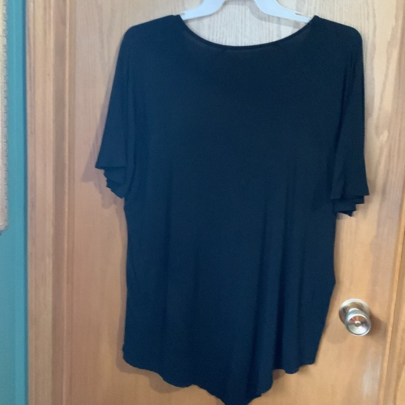 Short sleeve t-shirt type top with handkerchief hem - Picture 3 of 4